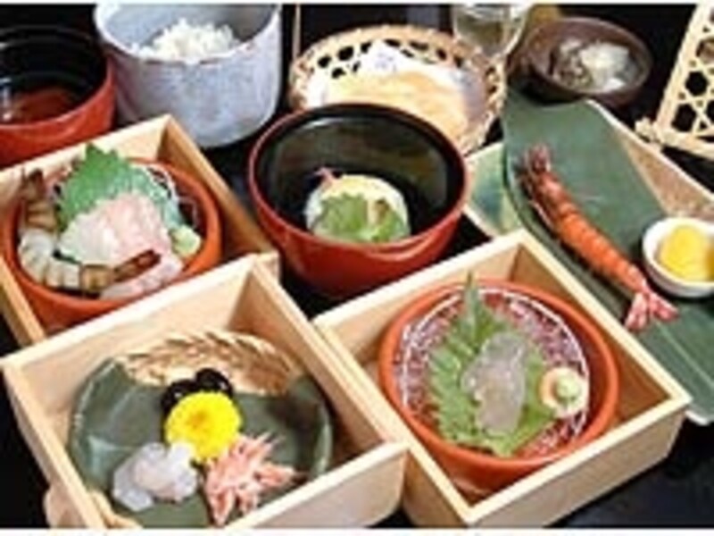 えびせんべいと同じ食材を使う「桂新堂」の海老づくしランチは１日20食限定。これで1050円は安い！