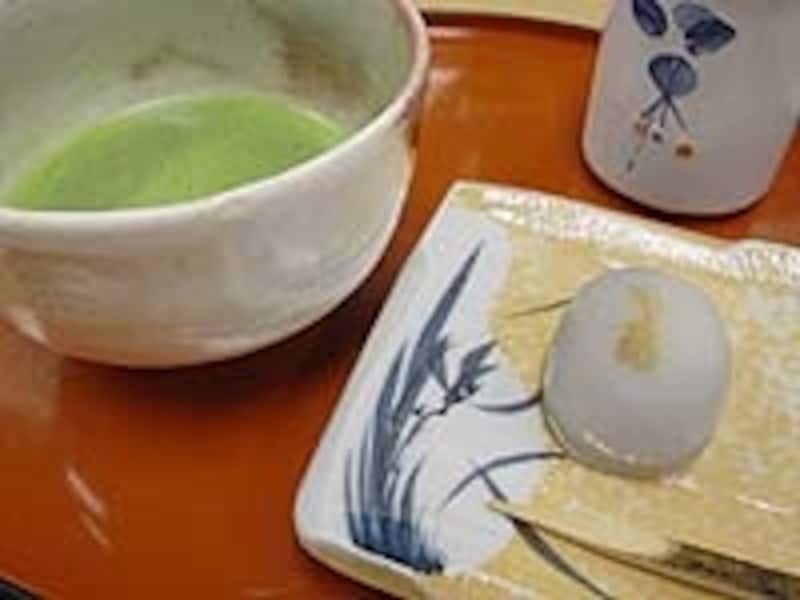 「清め茶屋」のきよめ餅と抹茶のセット450円