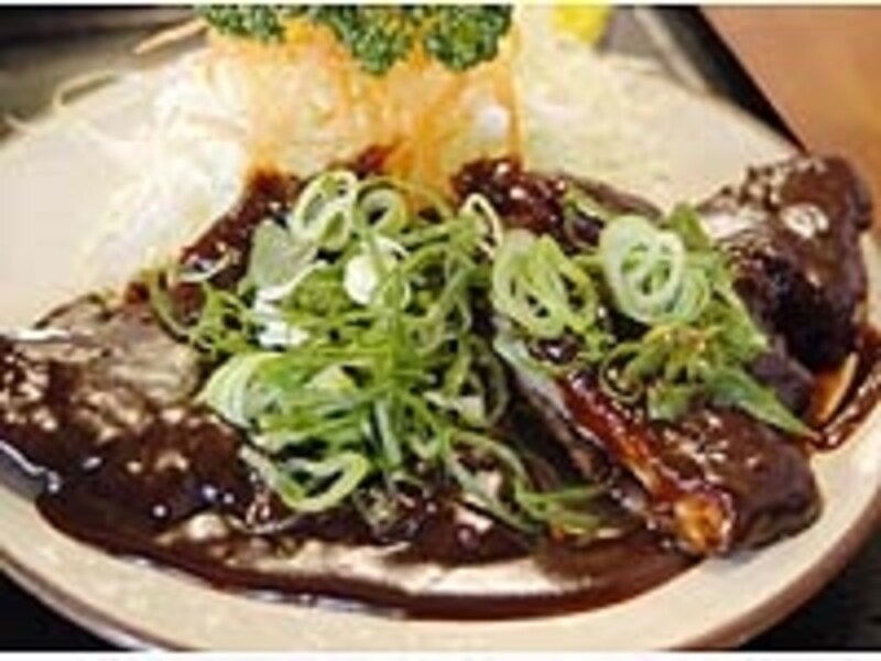 自慢の味噌ダレがたっぷりかかった味噌カツ。ご飯、味噌汁付きの定食で980円