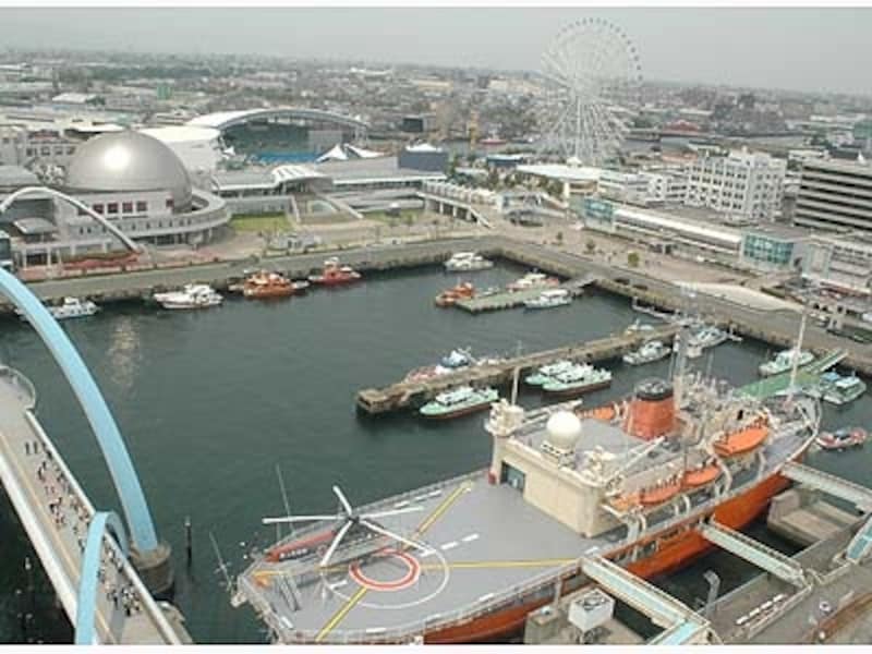 ガーデンふ頭界隈。手前が南極観測船ふじ、左ほどが名古屋港水族館、右の観覧車がシートレインランド