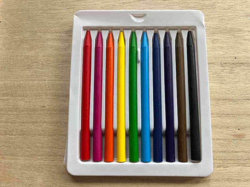 セリアの「10色プラクレヨン」は手が汚れなくて嬉しい