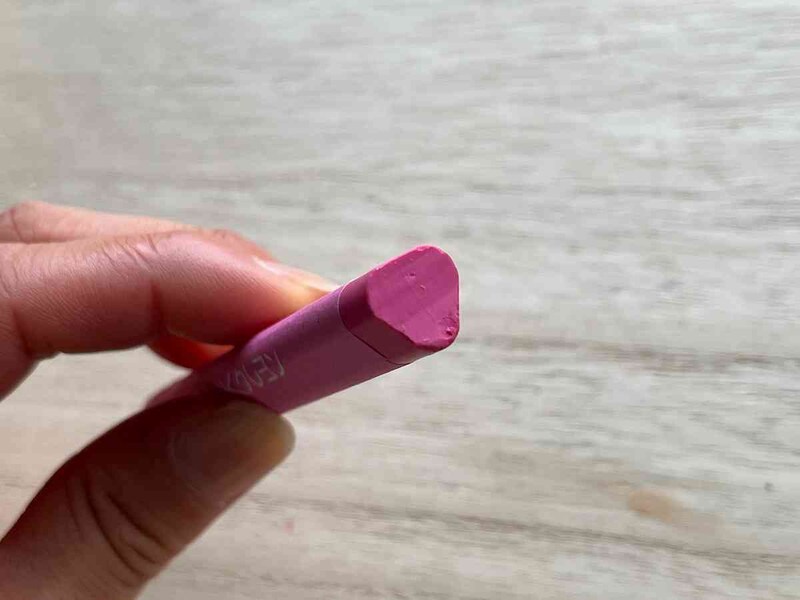 セリアの「さんかくクレヨン10色」は全体が三角形