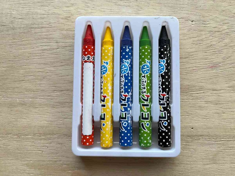 セリアの「水でふけるクレヨン」は名前を書くスペースあり