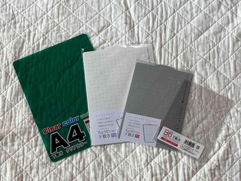 セリアの下敷きは110円(税込)でとても便利