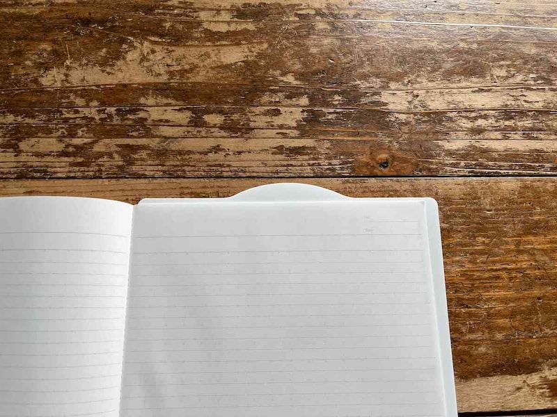 セリアの「ちょうどいい下敷き」は上部が山のようになっている