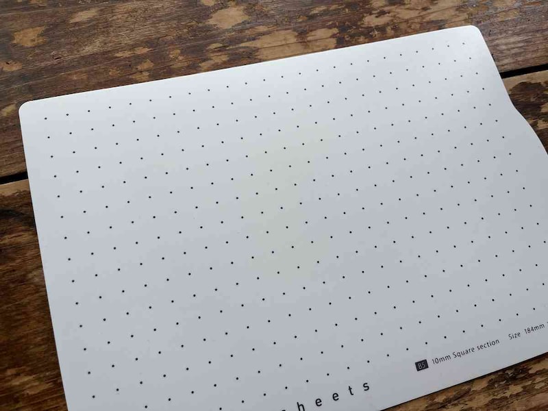セリアの「ちょうどいい下敷き」の片面は全体がドット柄