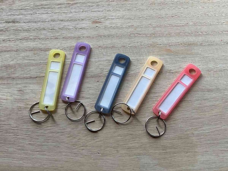 セリアの「カラフルネームホルダー」はやわらかい素材でできている