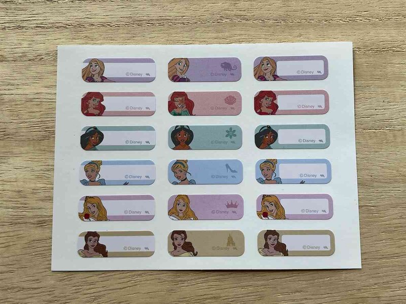 セリアの「耐水性 ネームシール ディズニープリンセス」はラプンツェルからベルまで6人のキャラクターが描かれている