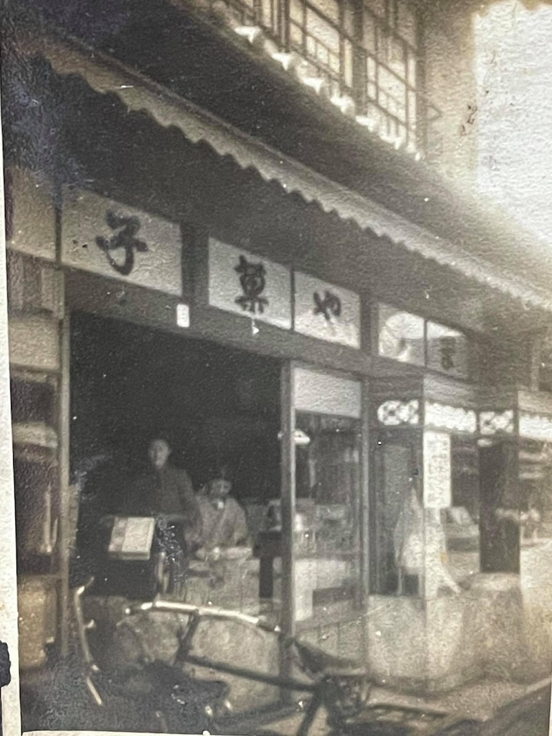 大正時代の店舗。当時の店名は「ますや菓子舗」。鯱もなかの大ヒットにあやかり大正10年に「元祖 鯱もなか本店」に名称変更した