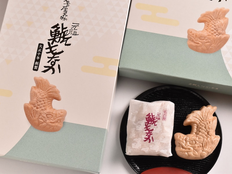 看板商品・鯱もなかのパッケージは2022年にリニューアル。6個入り（左・980円）と9個入り（右・1360円）を並べると名古屋城の天守閣になる。名古屋城売店、名古屋駅のグランドキヨスク名古屋などで販売