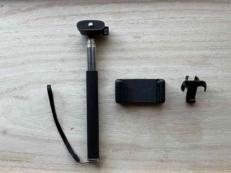 ダイソーの自撮り棒「セルフィースティック」はスマホホルダー、伸縮アーム、リモコン用アタッチメントのセット