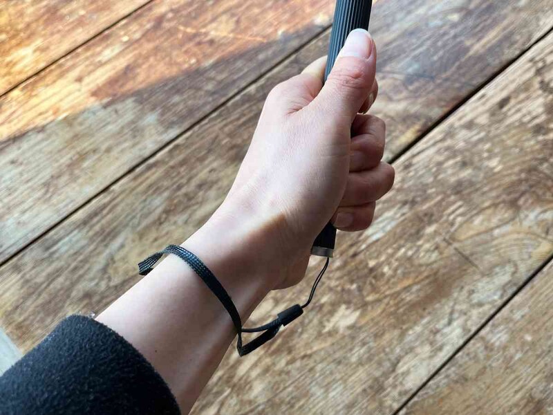 手元にストラップがついている