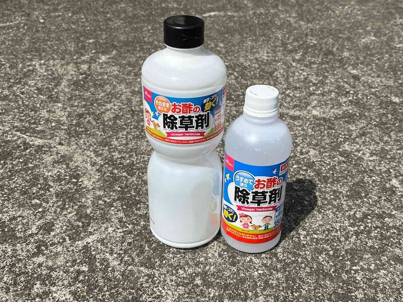 ダイソーの「そのまま使えるお酢の除草剤」（左）、「うすめて使うお酢の除草剤」（右）
