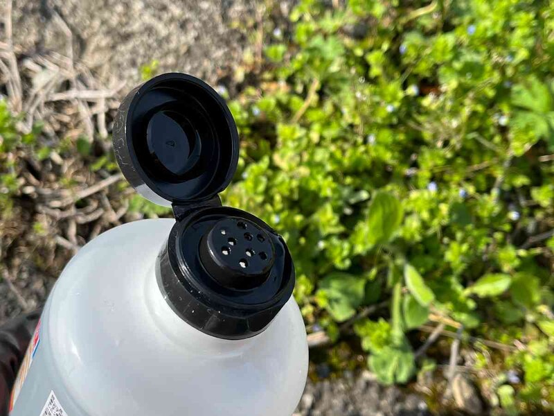 ダイソーの「そのまま使えるお酢の除草剤」は容器に移さずにそのまま使える