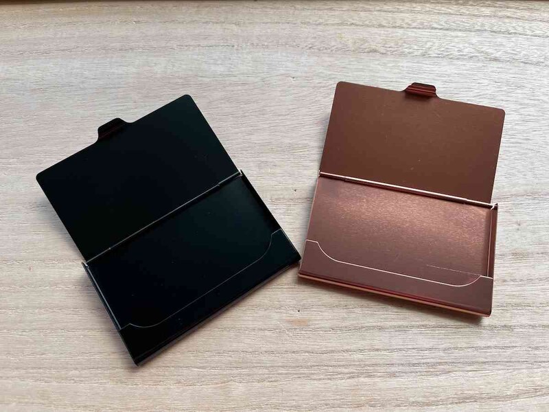 ダイソーの「アルミニウム名刺ケース」はマットな質感