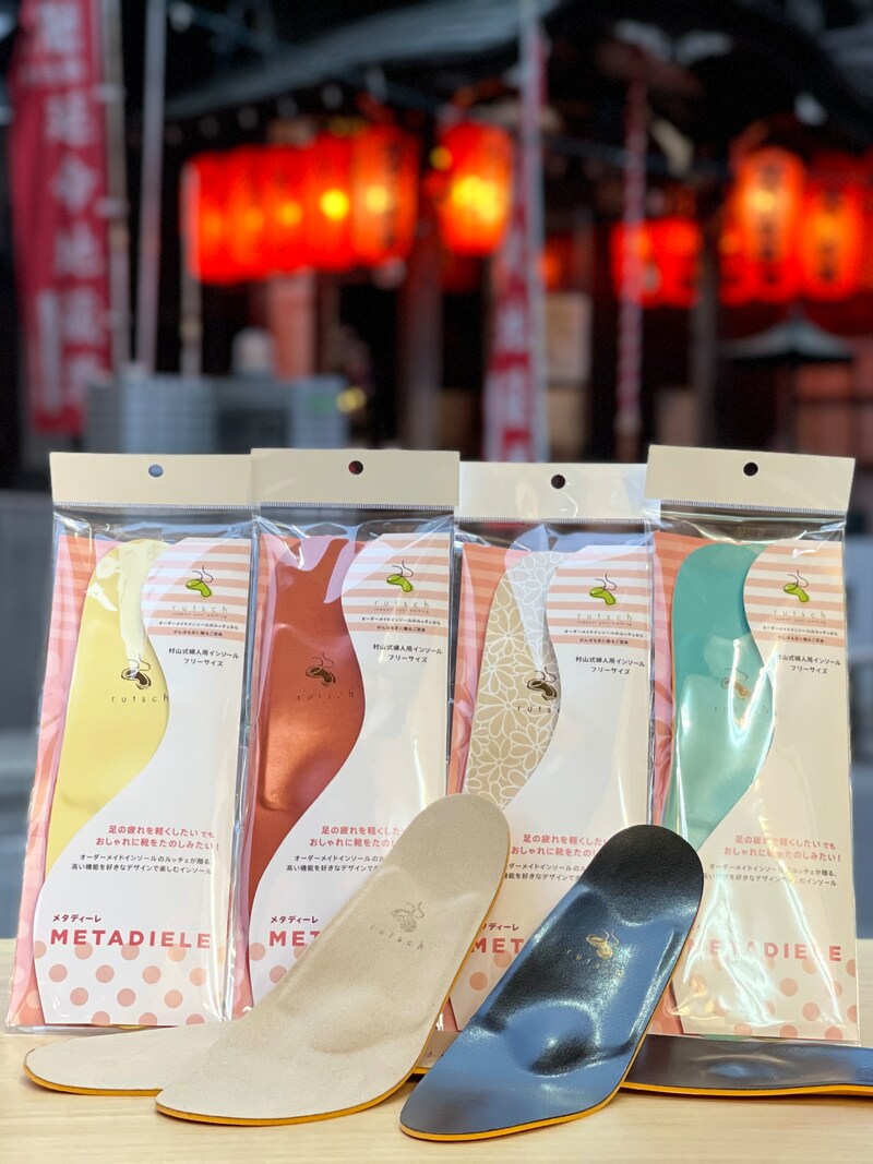 「ルッチェ 村山式インソール メタディーレ」各種をルッチェ店舗斜め前の谷根千のランドマーク延命地蔵尊を背景に