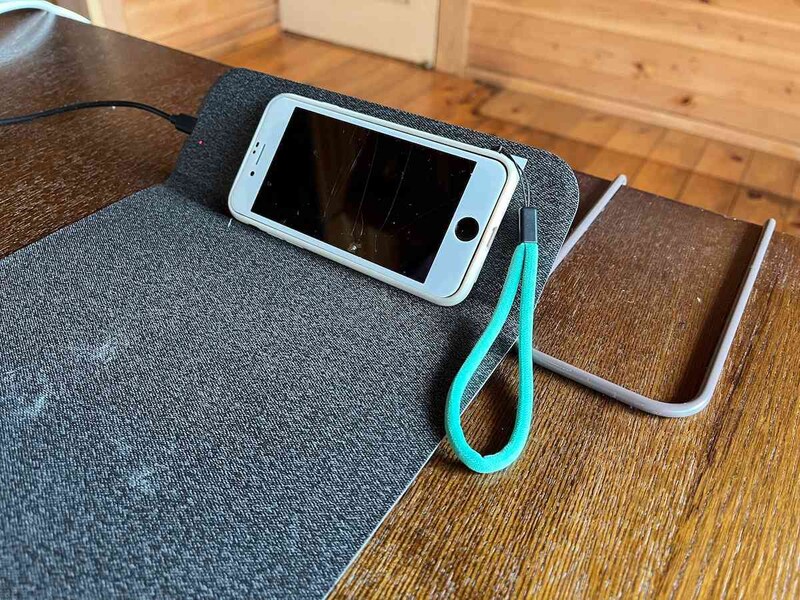 ダイソーの「ワイヤレスチャージャー マウスパッド」はスマホスタンドにもなる