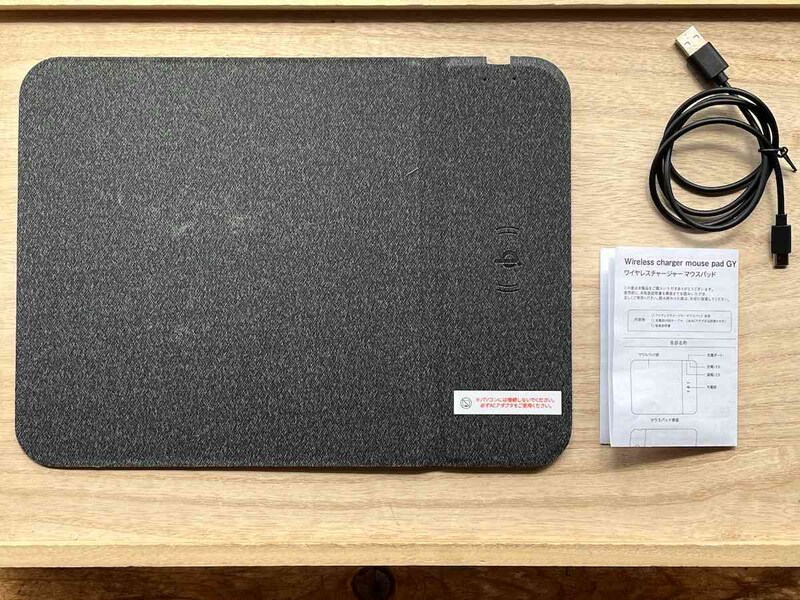 ダイソーの「ワイヤレスチャージャー マウスパッド」の本体と付属品