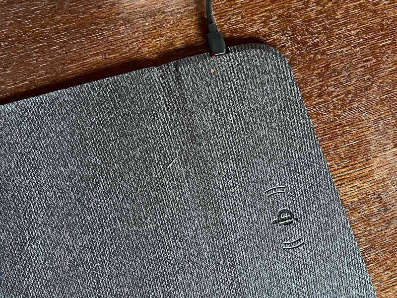 電源が入ると通電LEDが赤く点灯