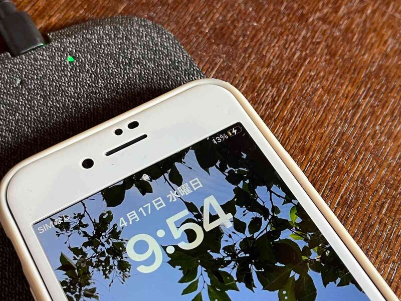 スマホを置いて充電が始まると充電LEDが緑に点灯