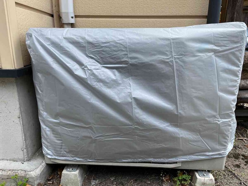 ダイソーの「大型エアコン室外機カバー」は上から被せるようにして使う