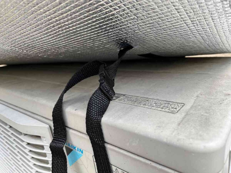 ダイソーの「エアコン室外機日よけカバー（厚手タイプ）」はバックルで長さの調整OK