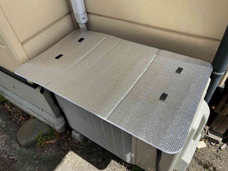 ダイソーの「エアコン室外機日よけカバー（厚手タイプ）」はサイドの紐で固定する