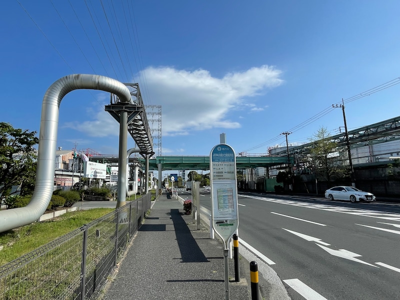 バスを降りると工業地帯のど真ん中に