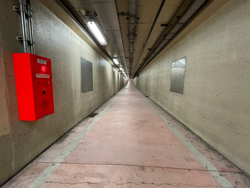 延々約2キロ続く「川崎港海底トンネル人道」