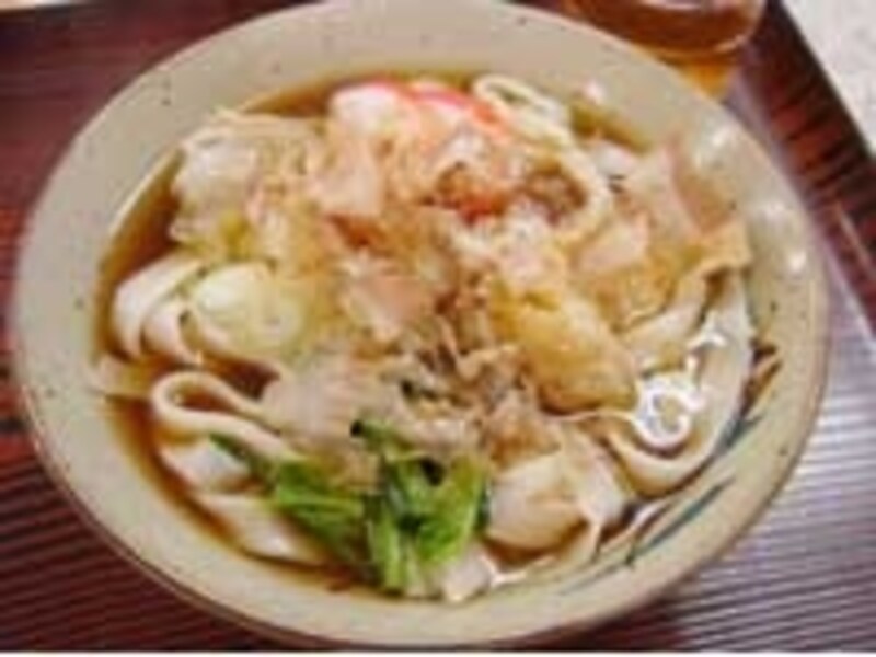 濃い目のつゆに油揚げ、カマボコ、ほうれん草、そしてたっぷりのかつおぶしがきしめんの定番