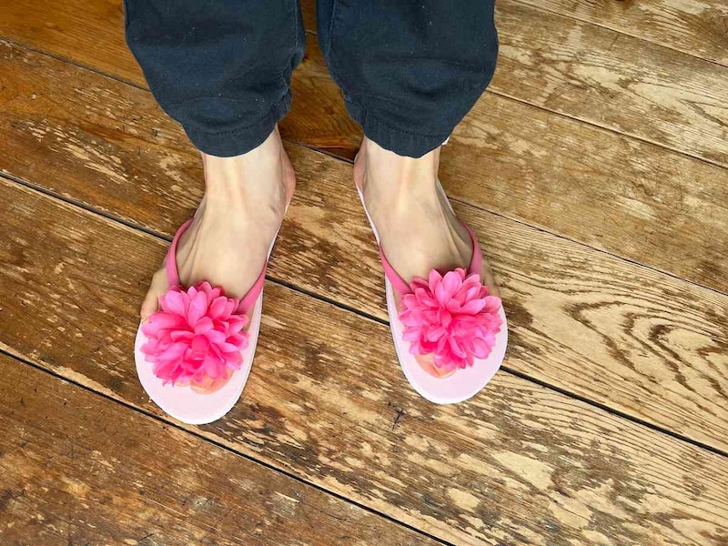 ダイソーの「レディースビーチサンダル」はふんわりとした花が付いている