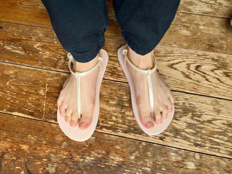 ダイソーの「ビーチサンダル（レディース）」は足首のストラップの調整が可能