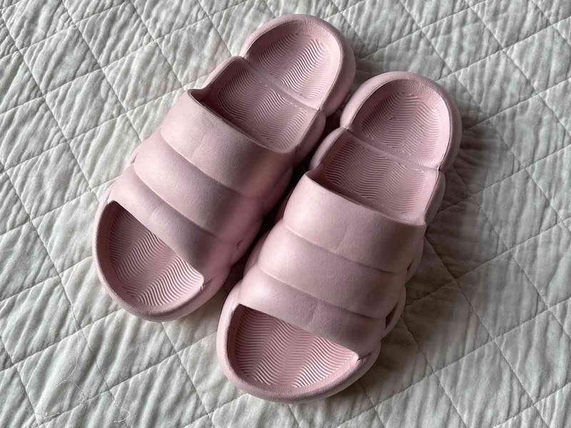 ダイソーの「EVA もくもくサンダル」