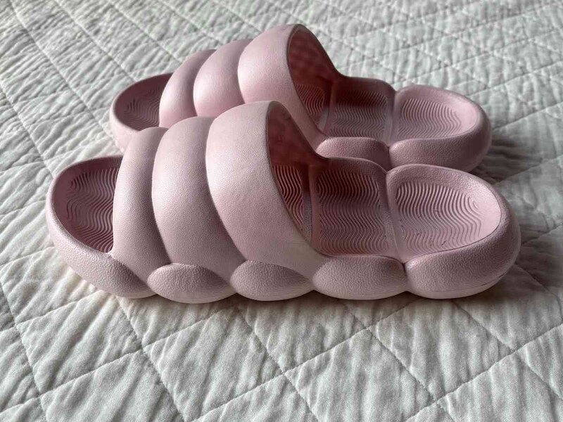 ダイソーの「EVA もくもくサンダル」は横から見てももこもこしている