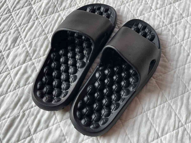 ダイソーの「EVA健康サンダル 穴あき」