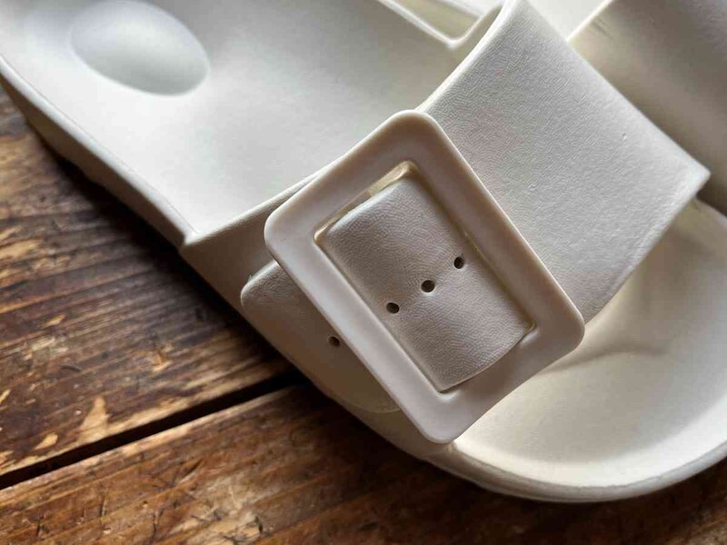 ダイソーの「ベルトサンダル」のベルトはかため