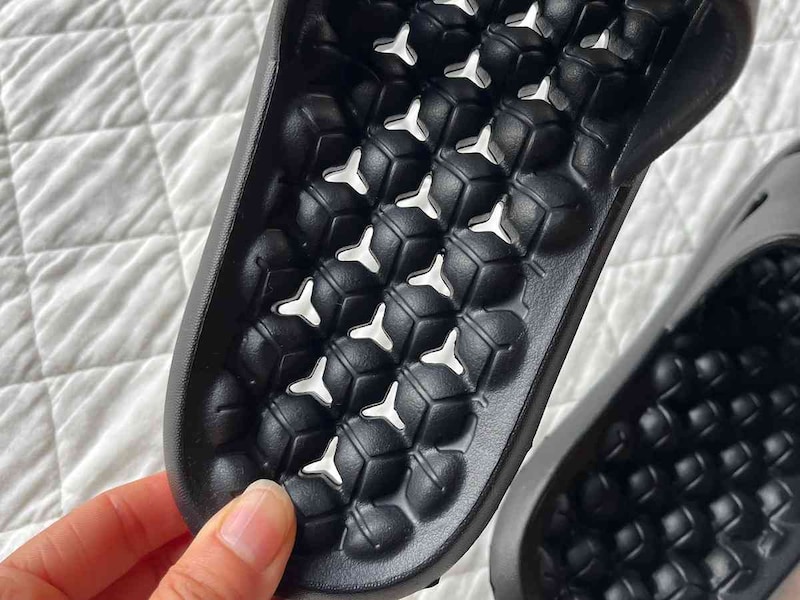 ダイソーの「EVA健康サンダル 穴あき」は足裏の隙間が役立つ