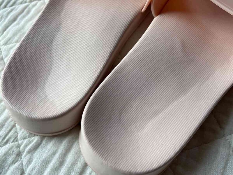 ダイソーの「レディースサンダル」は足裏に凹凸などはなし