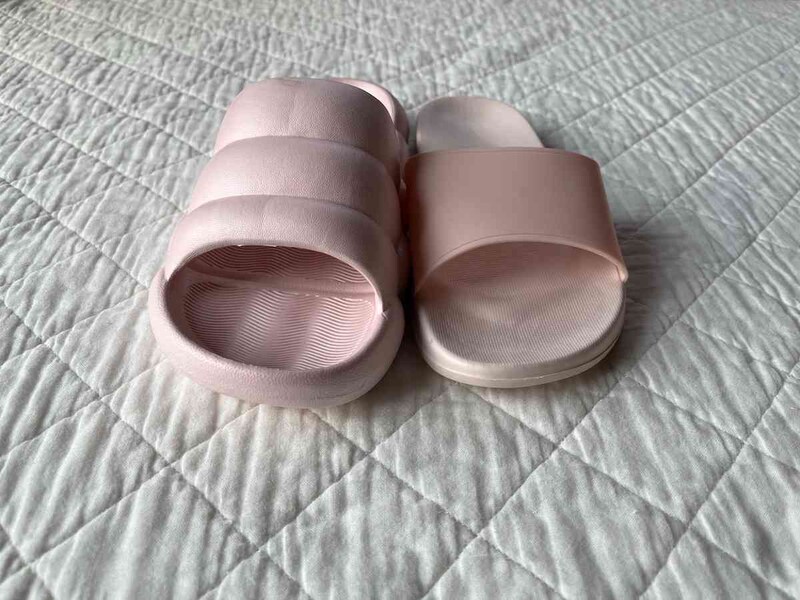 ダイソーの「EVAもくもくサンダル」（左）と「レディースサンダル」（右）