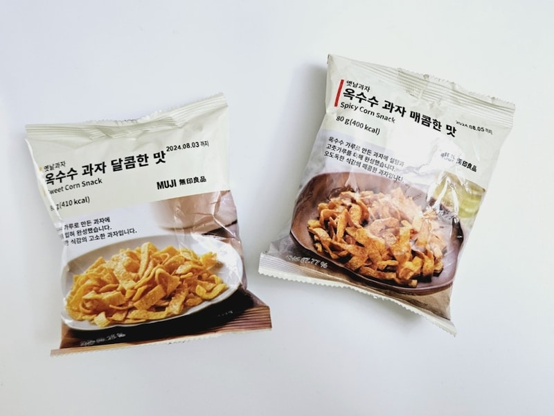 （左）とうもろこしスナック・甘い味、（右）とうもろこしスナック・辛い味