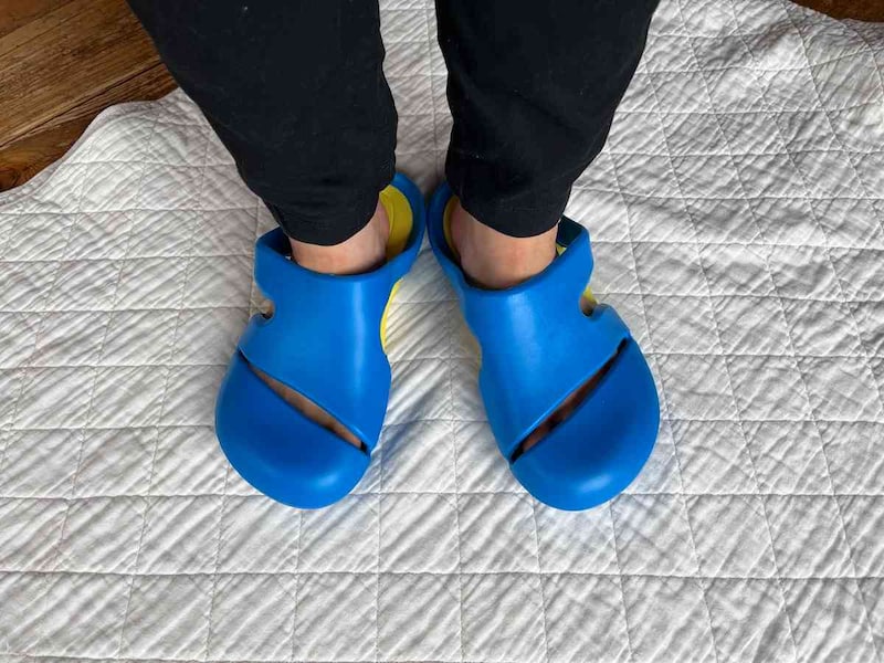 ダイソーの「カバーリングサンダル」はつま先を守ってくれる