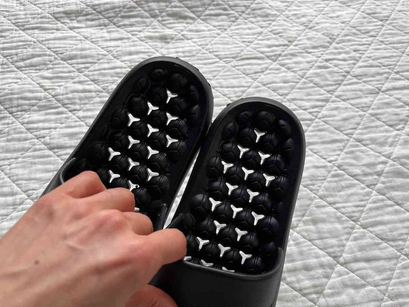 ダイソーの「EVA健康サンダル 穴あき」は足裏の隙間で水を逃がせる