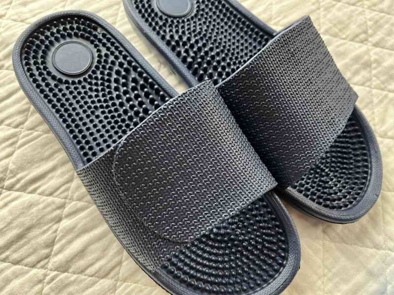 ダイソーの「EVA健康サンダル」の甲部分のデザインもよい