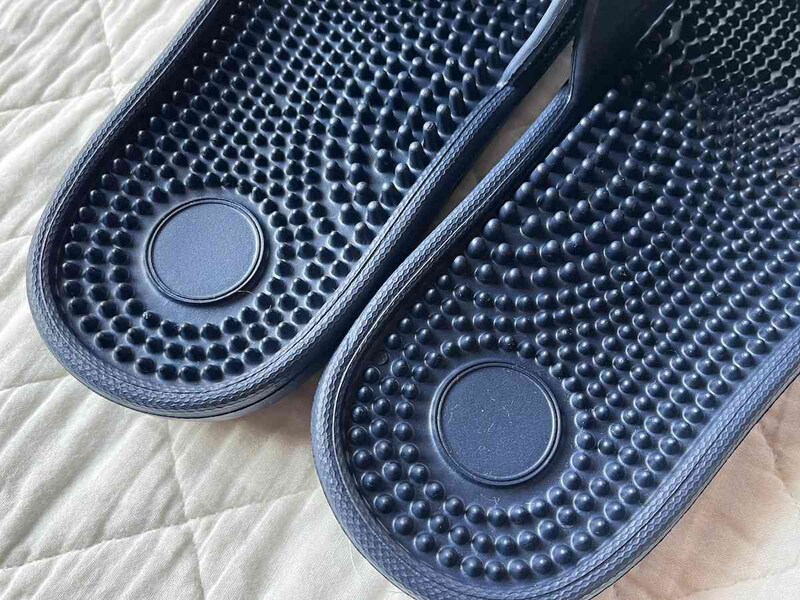 ダイソーの「EVA健康サンダル」の突起は比較的かため