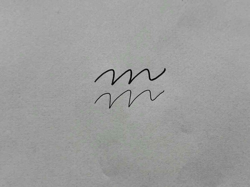 セリアの「uni ユニボールシグノ」の波線（下）、上がボール径0.7mmのボールペン