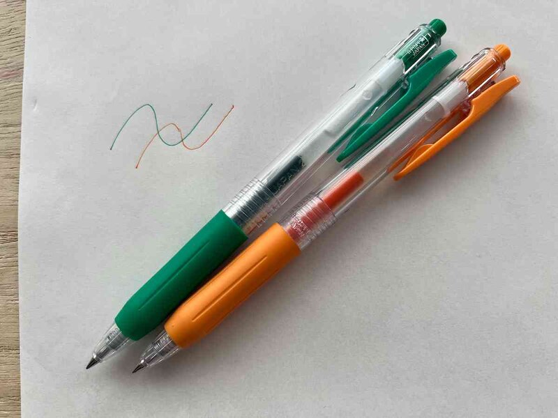 セリアで買える「サラサクリップ」の緑とオレンジ