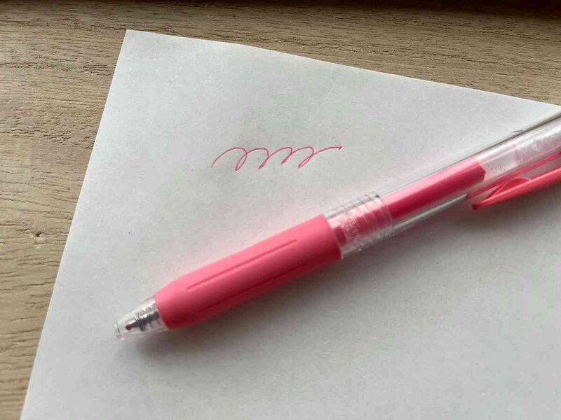 セリアの「サラサクリップ ミルクカラー（ミルクレッド）」