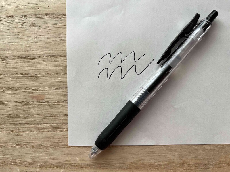 セリアで買える「サラサクリップ 0.7mm」の波線（下）、上はボール径0.5mm