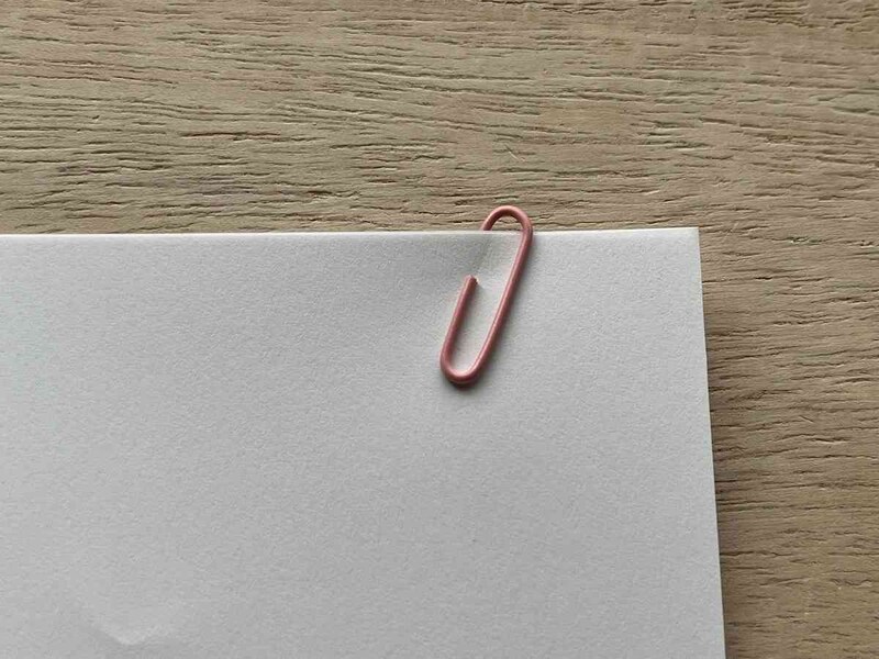 セリアの「ゼムクリップ くすみカラー」は紙にスッと入れられる