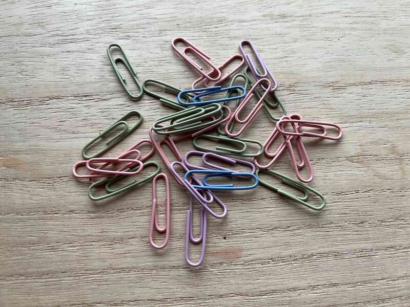 セリアの「ゼムクリップ くすみカラー」は4種類の色が確認できる